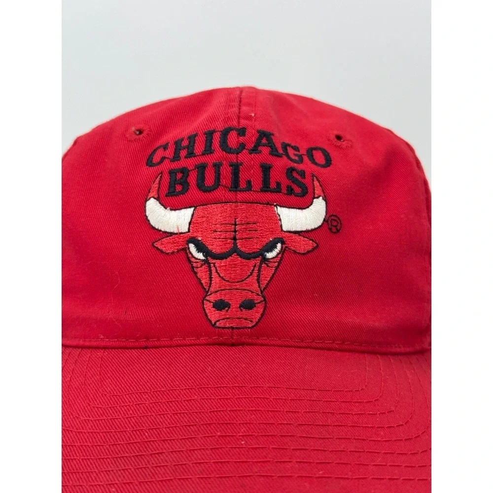 Vintage 1990's Chicago Bulls Plain Logo Snapback‎ Backside Spellout Red Hat Cap